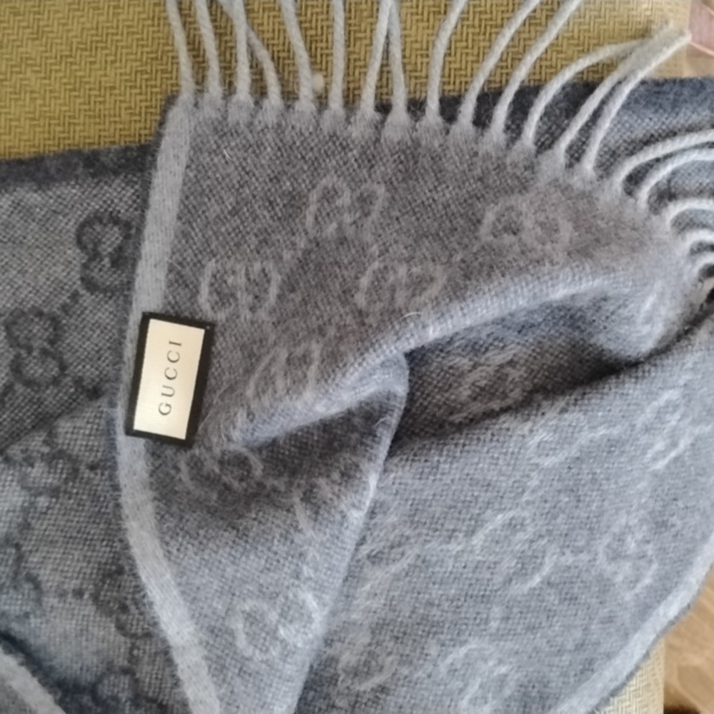 Gucci Gray and Red Men's Scarf - Picture 3 of 4